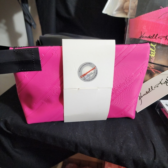 4pc KENDALL + KYLIE 4pc KENDALL + KYLIE MAKEUP BRUSH-HOLDER, MAKE-UP POUCH, CARD - Picture 5 of 9